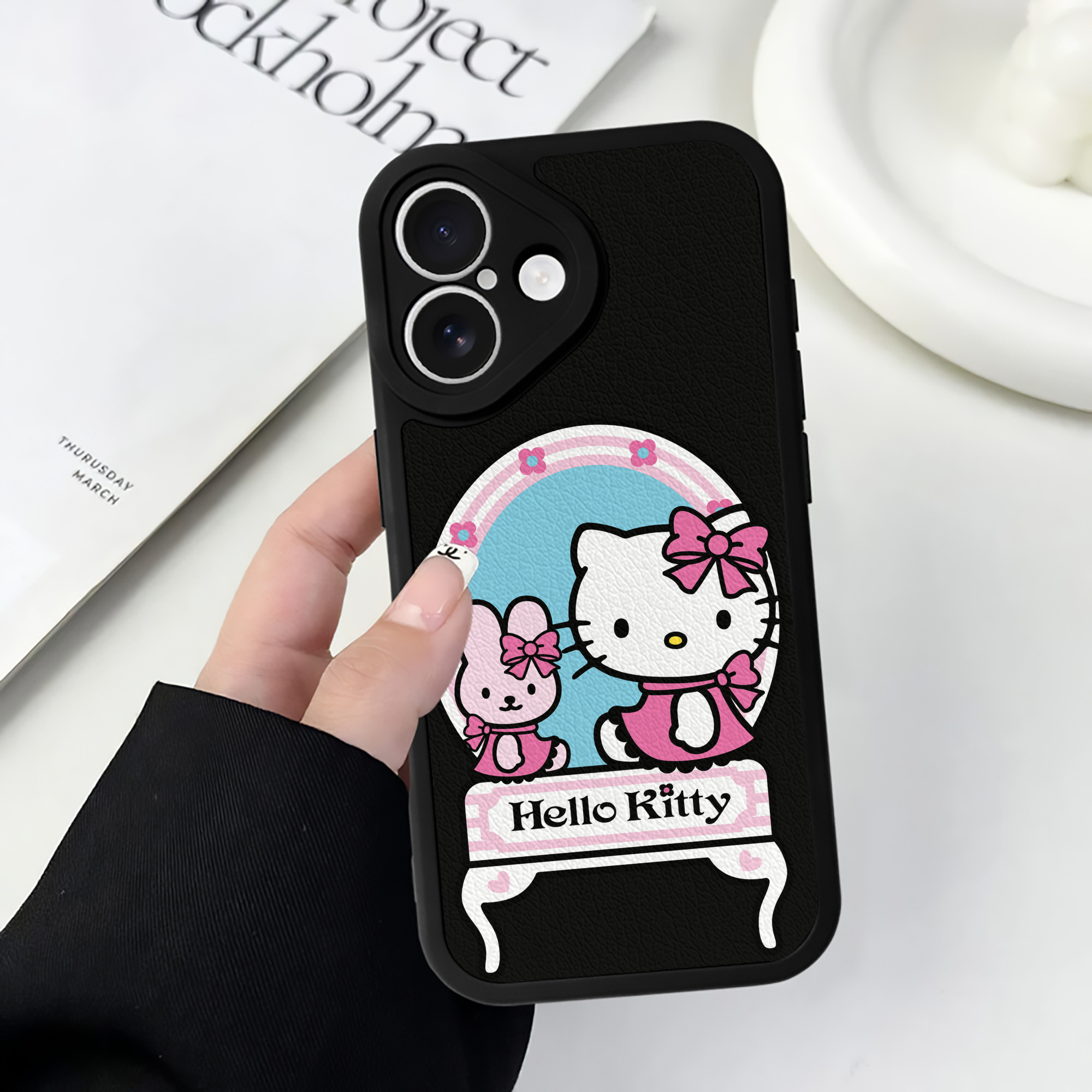 （画像用） Hello Kitty ハローキティ 【iPhone 16シリーズ対応】シリコンスマホケース（レザー調） 材質：シリコン